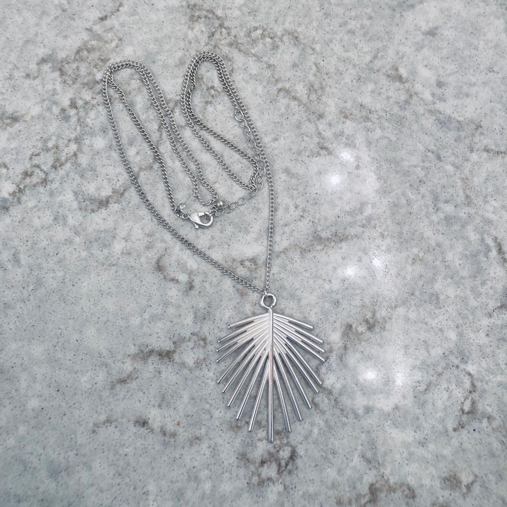 SALE 🤩Sterling silver palm leaf pendant necklace